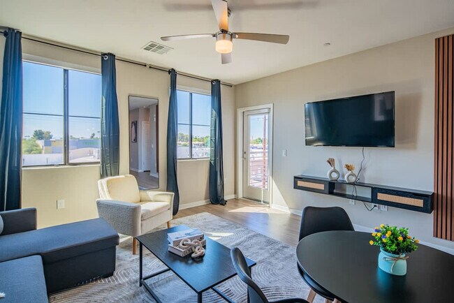 777 E Stella Ln in Phoenix, AZ - Foto de edificio - Building Photo