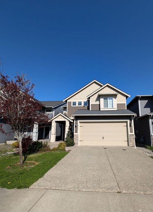 20227 19th Ave E in Spanaway, WA - Foto de edificio