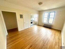 218 W 10th St in New York, NY - Building Photo