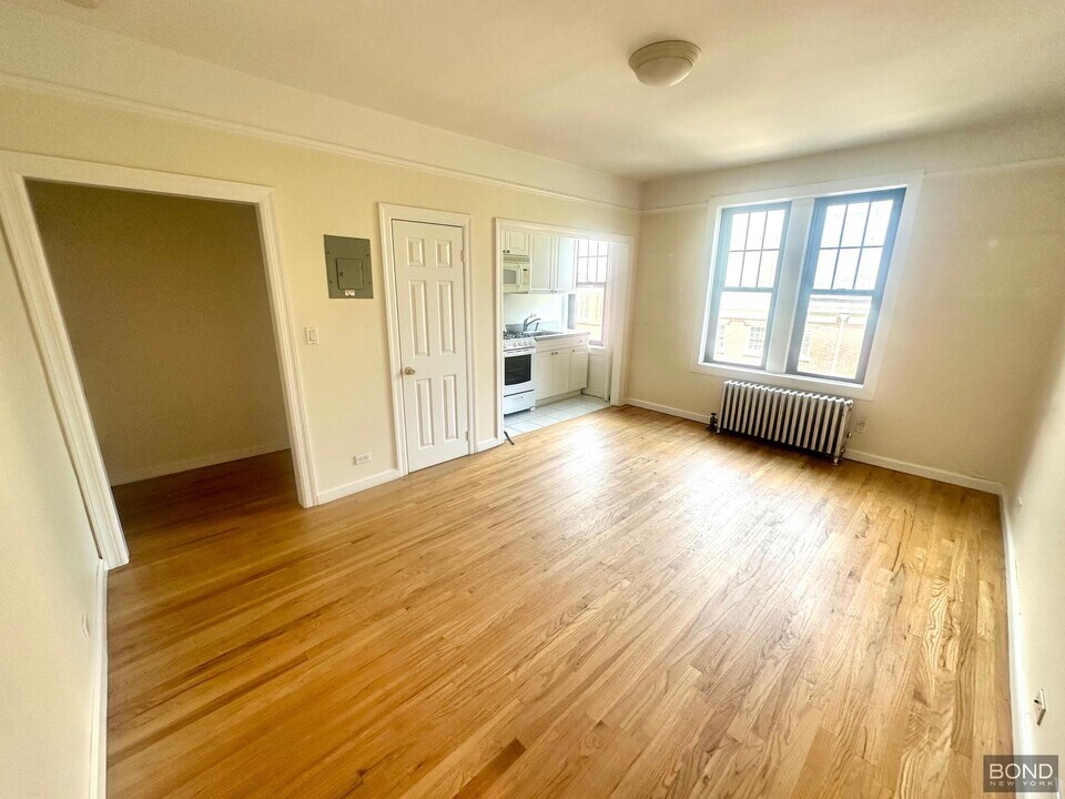 218 W 10th St in New York, NY - Building Photo