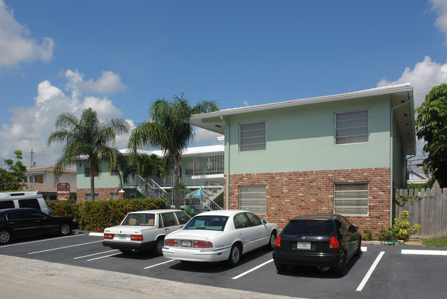 River Wood Apartments in Fort Lauderdale, FL - Building Photo - Building Photo