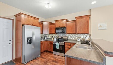 1795 Sara Ct in North Liberty, IA - Foto de edificio - Building Photo