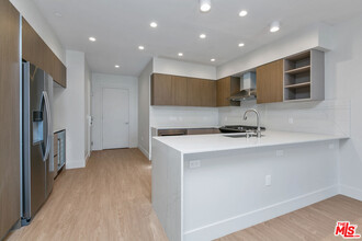 11837 Mayfield Ave in Los Angeles, CA - Building Photo - Building Photo
