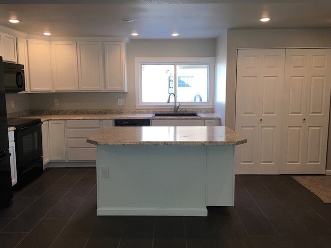 1233 Cook Ave in Billings, MT - Building Photo - Building Photo