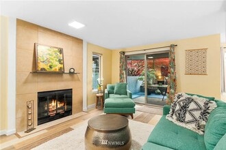 2145 Dexter Ave N, Unit 101 in Seattle, WA - Foto de edificio - Building Photo