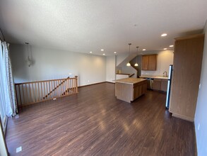 4615 Victor Path, Unit #5 in Hugo, MN - Foto de edificio - Building Photo