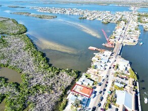 4874 Pine Island Rd in Matlacha, FL - Foto de edificio - Building Photo