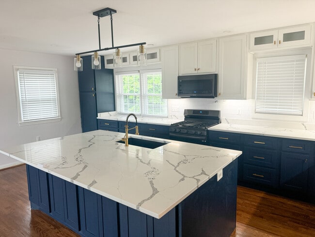 8320 Telegraph Rd in Lorton, VA - Foto de edificio - Building Photo