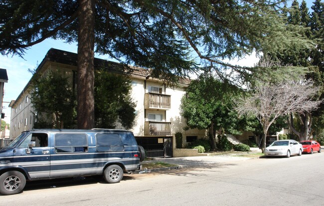 14333 Friar Street in Van Nuys, CA - Foto de edificio - Building Photo