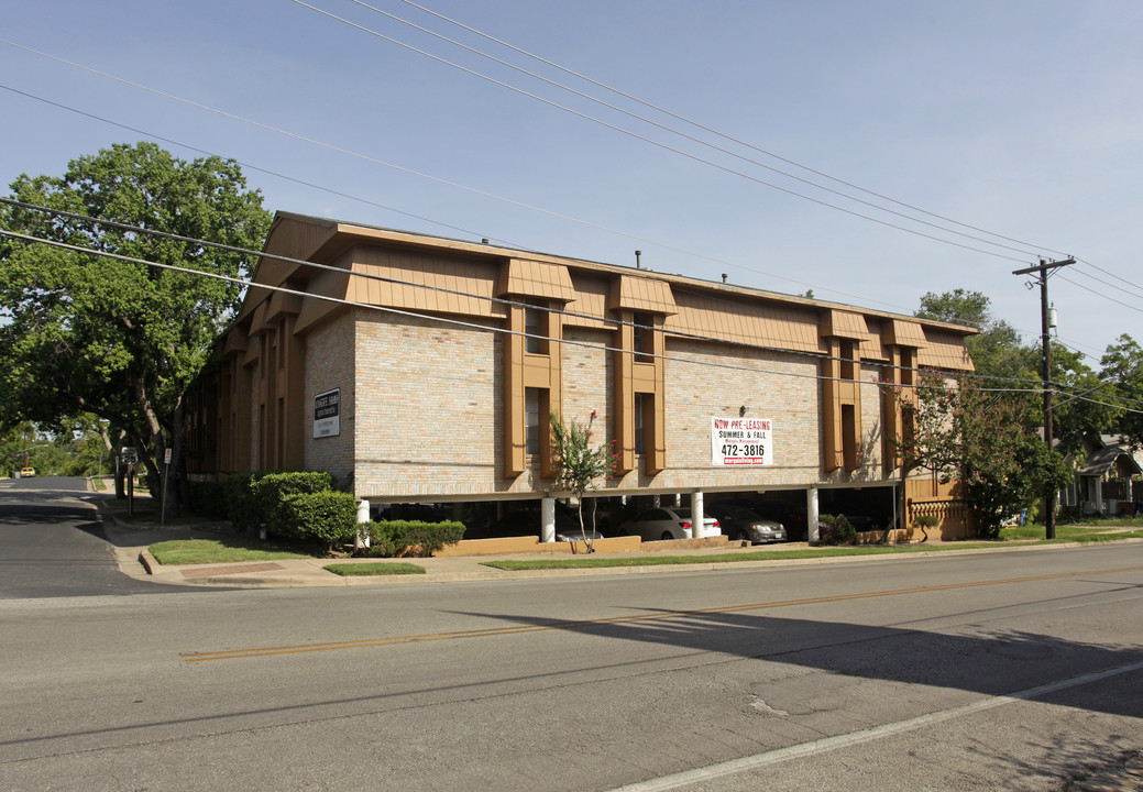 Castle Arms Apartments in Austin, TX - Building Photo