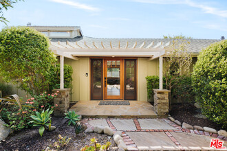 6945 Whitesands Pl in Malibu, CA - Foto de edificio - Building Photo
