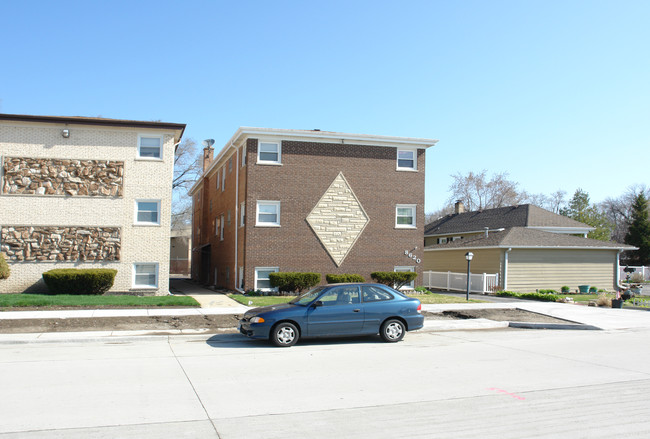 8620 Fullerton Ave in River Grove, IL - Foto de edificio - Building Photo