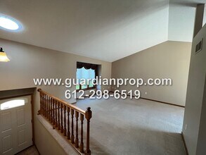 2820 Blue Ridge Dr in Woodbury, MN - Building Photo - Building Photo