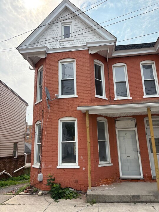 13-15 Cleveland Ave in Waynesboro, PA - Building Photo