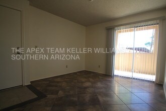 1810 E Blacklidge Dr-Unit -402 in Tucson, AZ - Building Photo - Building Photo