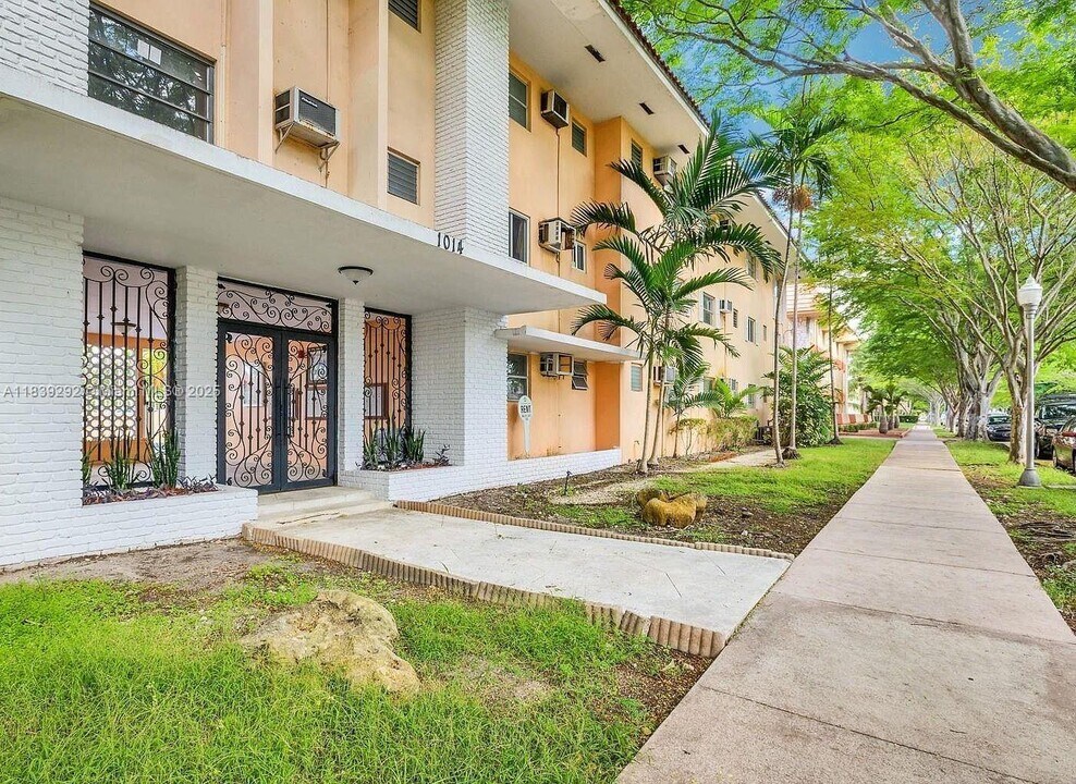1014 Salzedo St in Coral Gables, FL - Building Photo