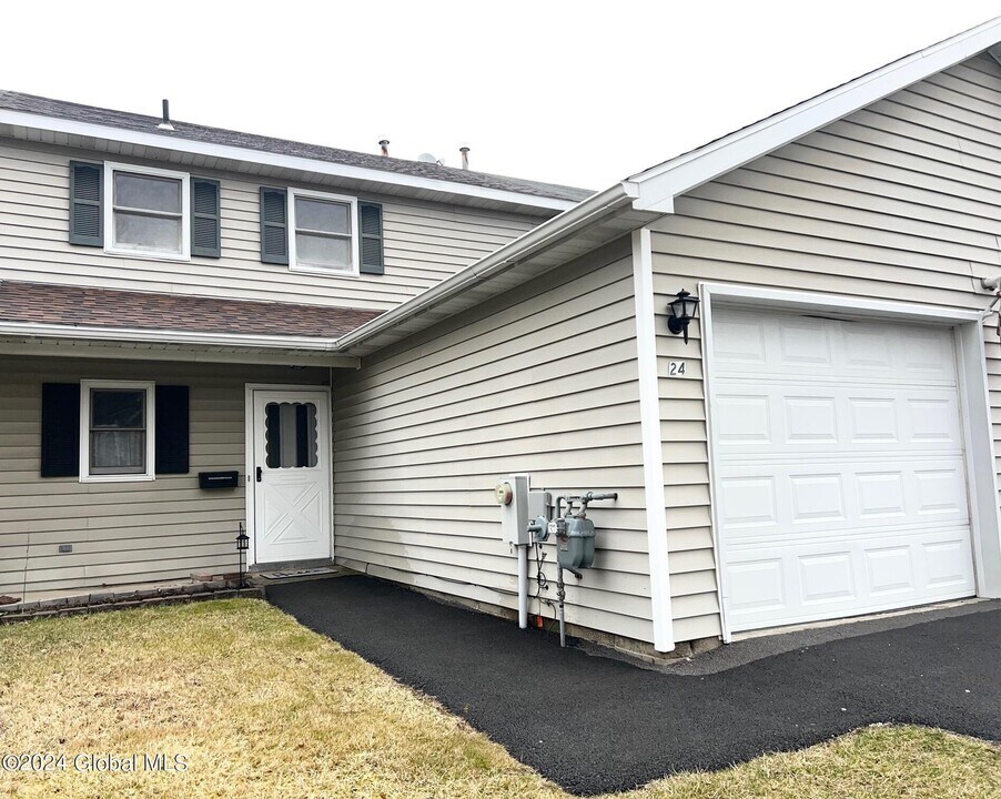 24 Esplande St in Selkirk, NY - Building Photo
