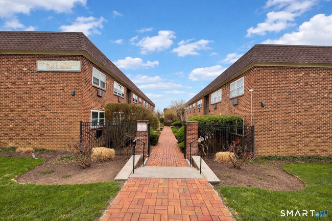 637 Cove Rd in Stamford, CT - Building Photo - Building Photo