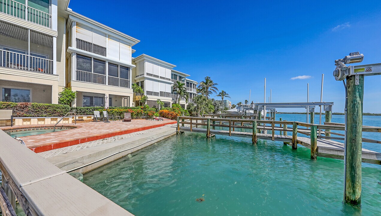 9203 Midnight Pass Rd in Sarasota, FL - Building Photo