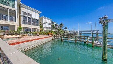 9203 Midnight Pass Rd in Sarasota, FL - Building Photo - Building Photo