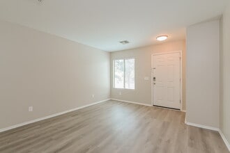 660 W Cholla Crest Dr in Green Valley, AZ - Foto de edificio - Building Photo