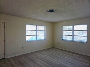 360 137th Ave Cir in Madeira Beach, FL - Building Photo - Building Photo