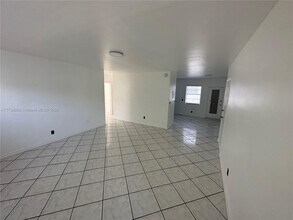 9033 Harding Ave, Unit 4 in Surfside, FL - Foto de edificio - Building Photo