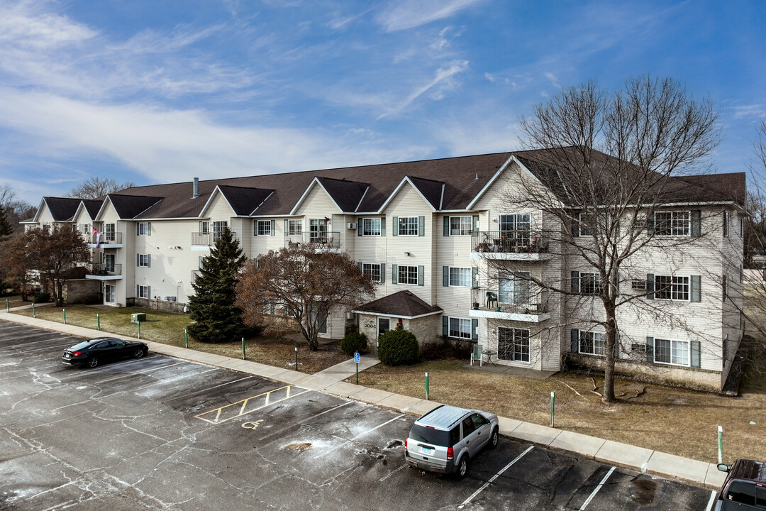 Isanti Village I in Isanti, MN - Foto de edificio