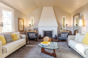 1980 Hillcrest Rd in Los Angeles, CA - Building Photo