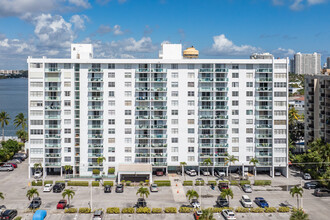 Stratford House Condominiums in North Miami Beach, FL - Building Photo - Building Photo