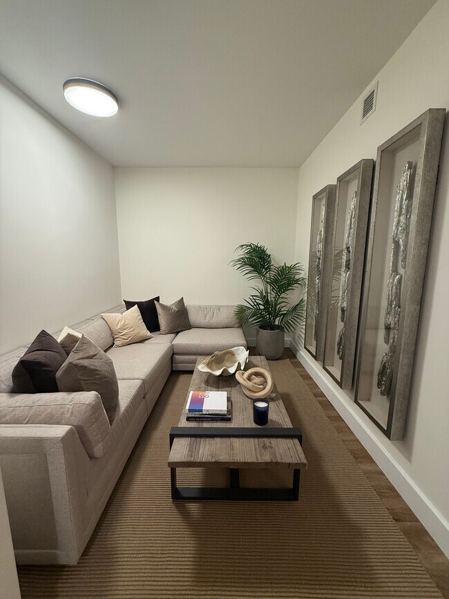 313 SE 3rd Ter, Unit D4 in Dania Beach, FL - Building Photo - Building Photo