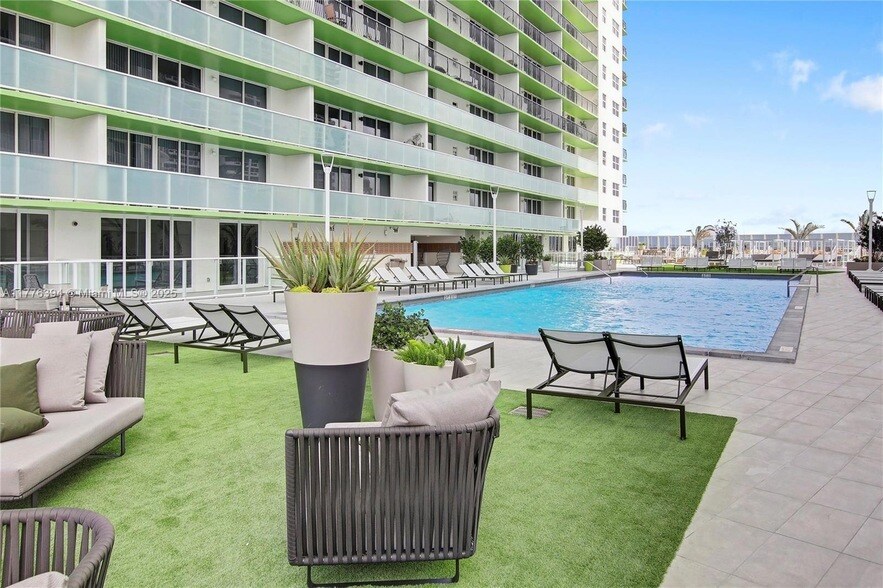 1756 N Bayshore Dr, Unit 17D in Miami, FL - Building Photo