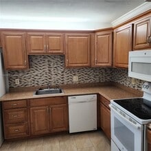 342 Lakeview Dr in Weston, FL - Building Photo - Building Photo