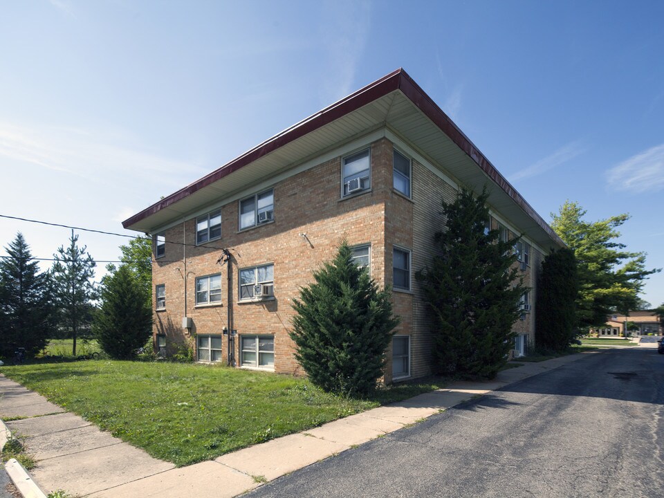 331 E Fullerton Ave in Addison, IL - Building Photo