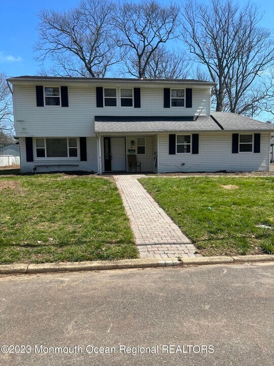 11 Barbara Ln in Ocean Township, NJ - Foto de edificio