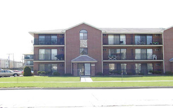 8050-8060 S Roberts Rd in Bridgeview, IL - Building Photo - Building Photo