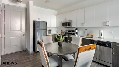 1001 S Center St in Arlington, TX - Foto de edificio - Building Photo