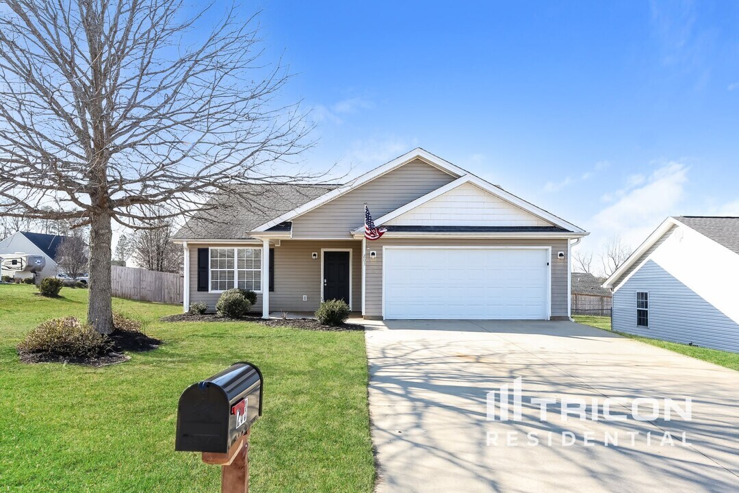 203 Galena Ln in Greer, SC - Building Photo