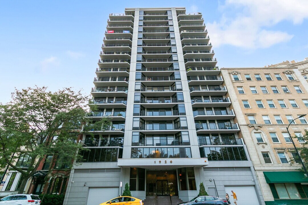 1920 N Clark St in Chicago, IL - Building Photo