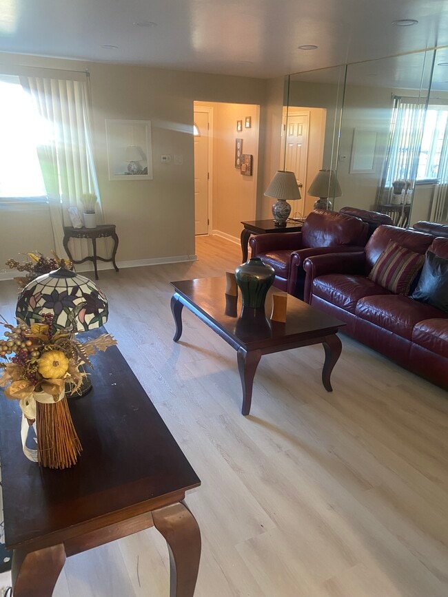 178 E Fariston Dr in Philadelphia, PA - Building Photo - Building Photo