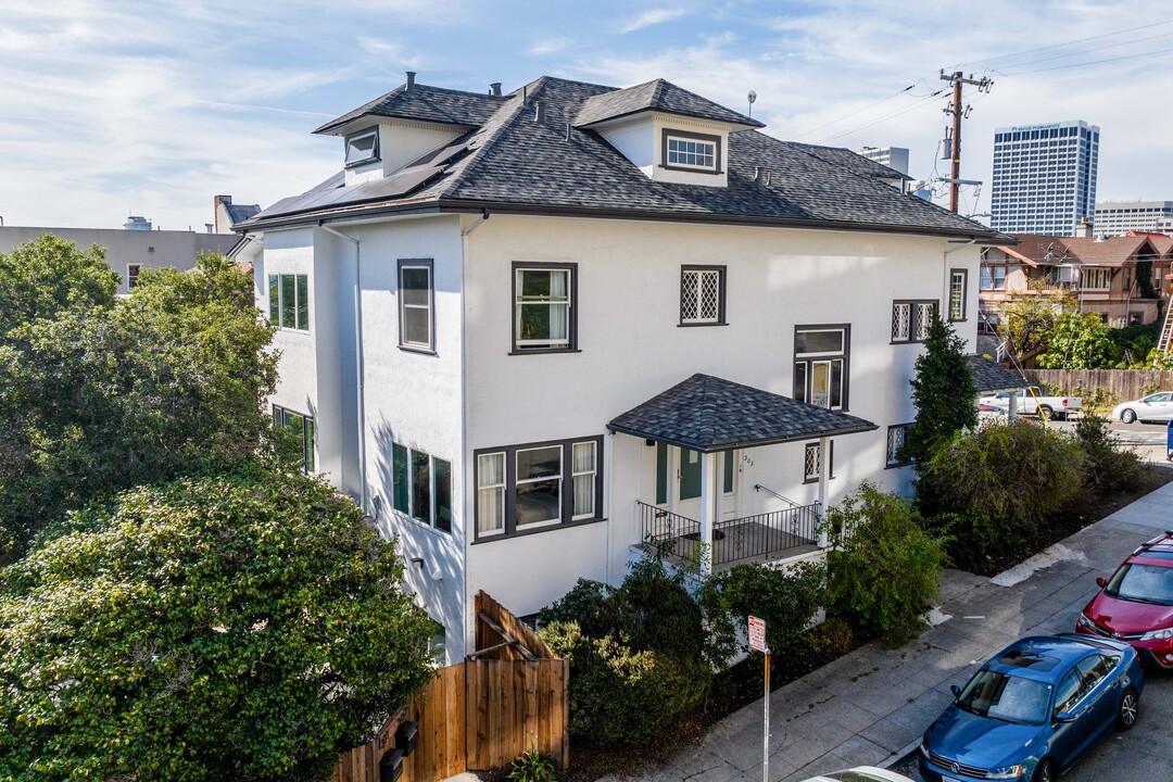 402 Lee Street in Oakland, CA - Building Photo