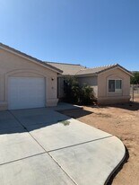 15415 Kiamichi Rd in Apple Valley, CA - Building Photo