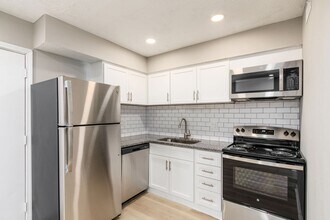 3113-3123 Francinelane Dr in Columbus, OH - Building Photo - Building Photo