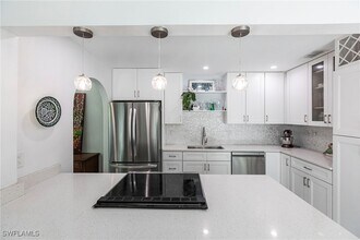 1323 Solana Rd in Naples, FL - Foto de edificio - Building Photo
