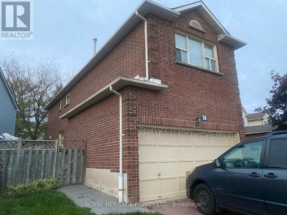 24 Reed Dr in Ajax, ON - Building Photo
