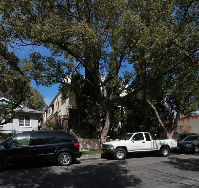 631 E San Jose Ave in Burbank, CA - Building Photo - Building Photo