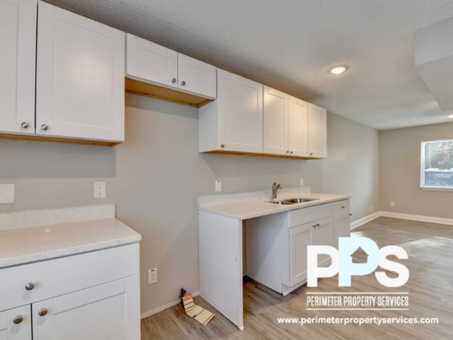 390 W Lake Ave NW in Atlanta, GA - Building Photo - Building Photo