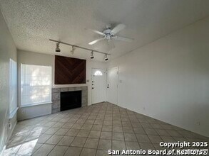 9819 Valley Villa in San Antonio, TX - Foto de edificio - Building Photo