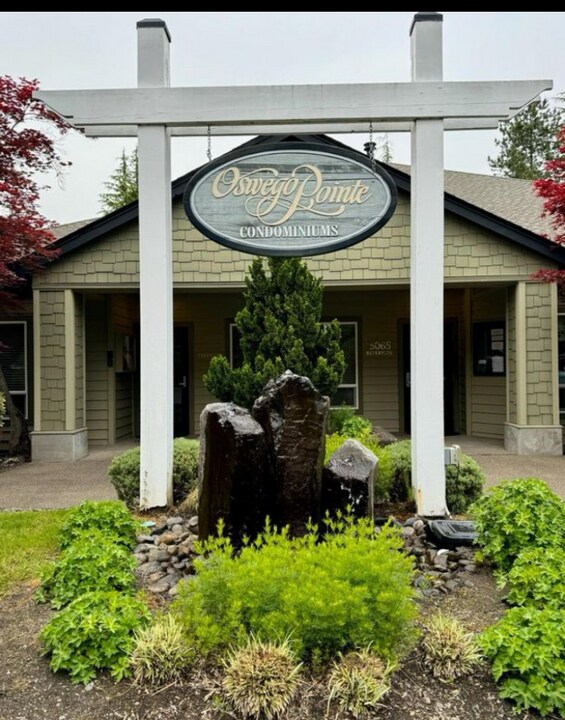 5064 Foothills Dr, Unit A in Lake Oswego, OR - Foto de edificio