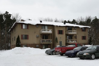 Pinewood Apartments in Holland, MI - Foto de edificio - Building Photo